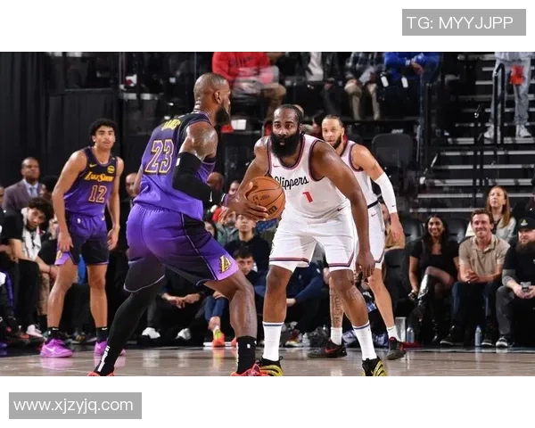 湖人对决快船1226激战回顾与精彩瞬间分析 湖人对决快船1226激战回顾与精彩瞬间分析